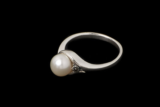Ring Pearl with Small Marcasite